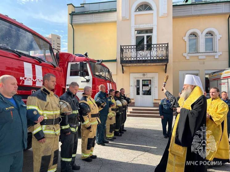 В Новосибирске митрополит Никодим освятил новые пожарные машины МЧС