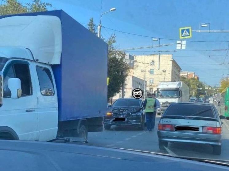 В Пензе легковушка врезалась в Газель на улице Свердлова