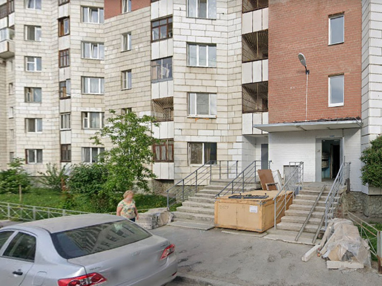 Парень выпал из окна на седьмом этаже в Екатеринбурге