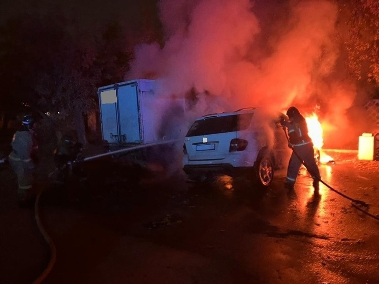 В ночь на субботу 6 человек тушили загоревшийся в Пскове автомобиль