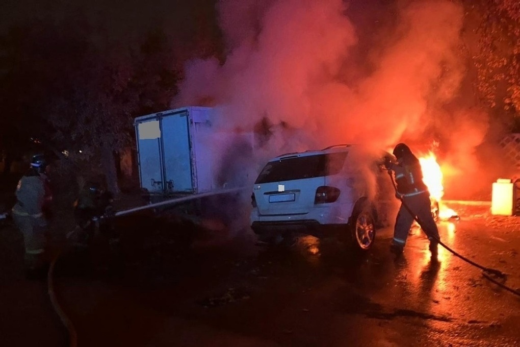 В ночь на субботу 6 человек тушили загоревшийся в Пскове автомобиль
