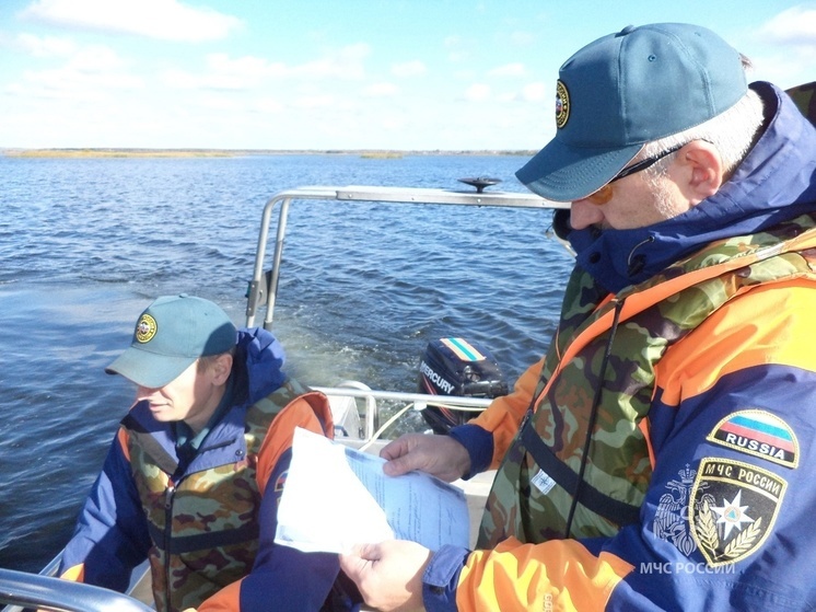 На Курском море инспекторы ГИМС отбуксировали лодку с пьяными рыбаками к берегу