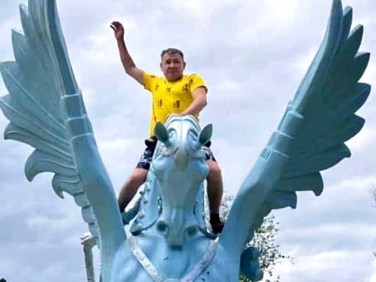 В Башкирии мужчина залез на памятник коню Акбузату