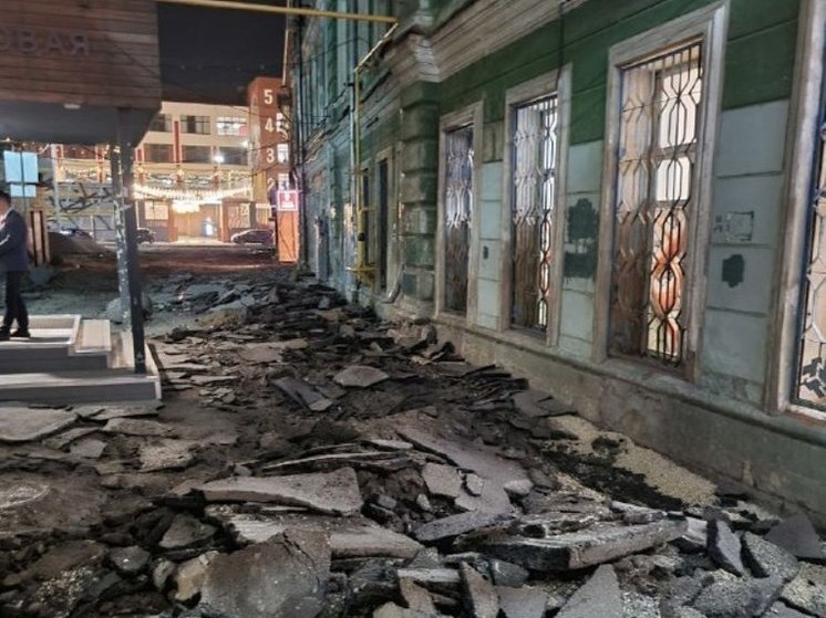 При демонтаже асфальта в Туле могли повредить фасад исторического здания
