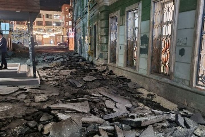 При демонтаже асфальта в Туле могли повредить фасад исторического здания