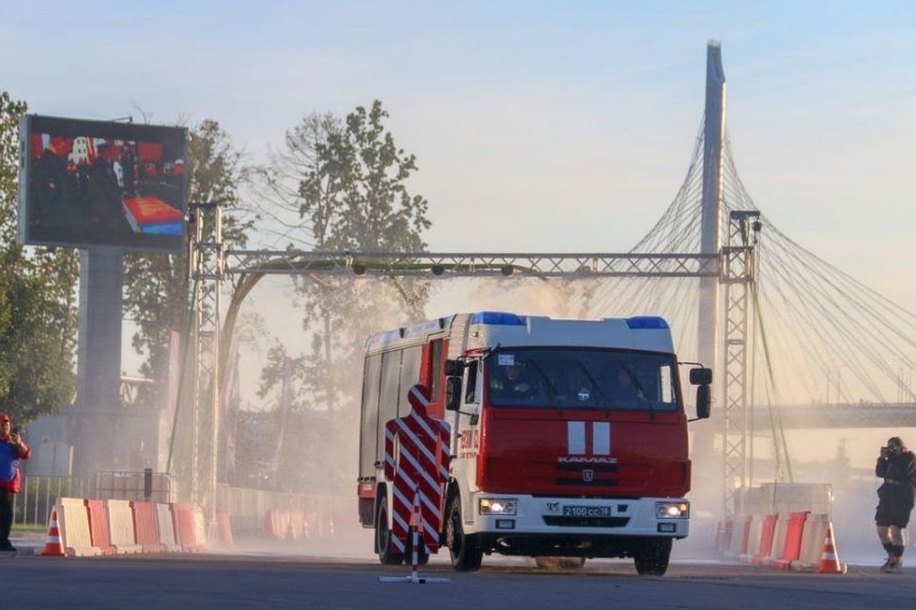 В Петербурге прошли гонки на пожарных машинах 16 сентября