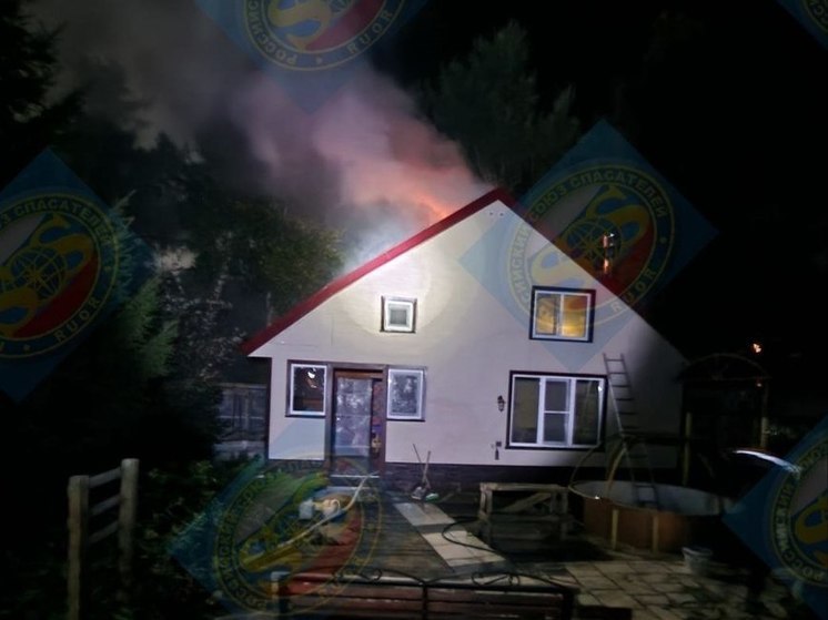 Двухэтажную баню в Южно-Сахалинске тушили 11 человек