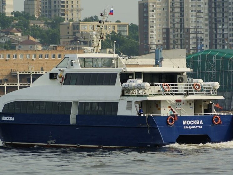 Катамаран с пассажирами с островов задержали в акватории Владивостока