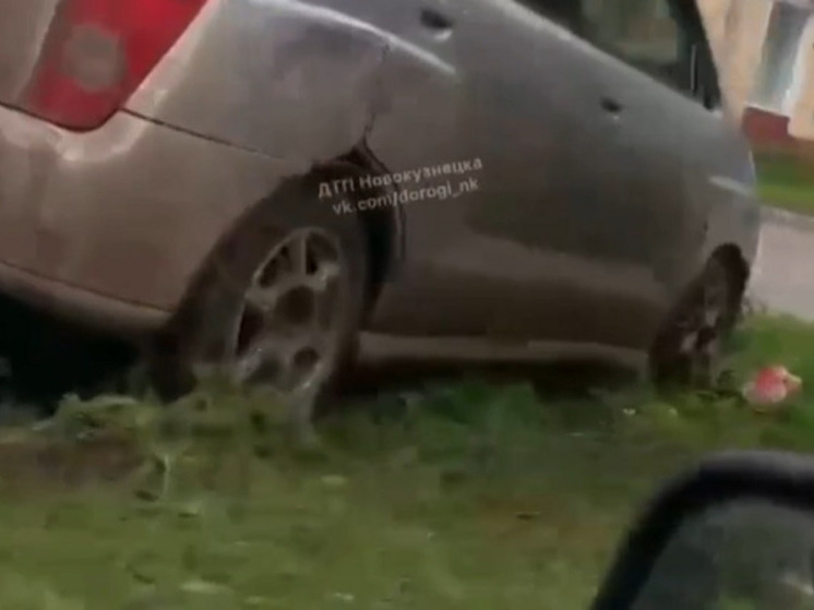 Автомобиль съехал с дороги в кузбасском городе