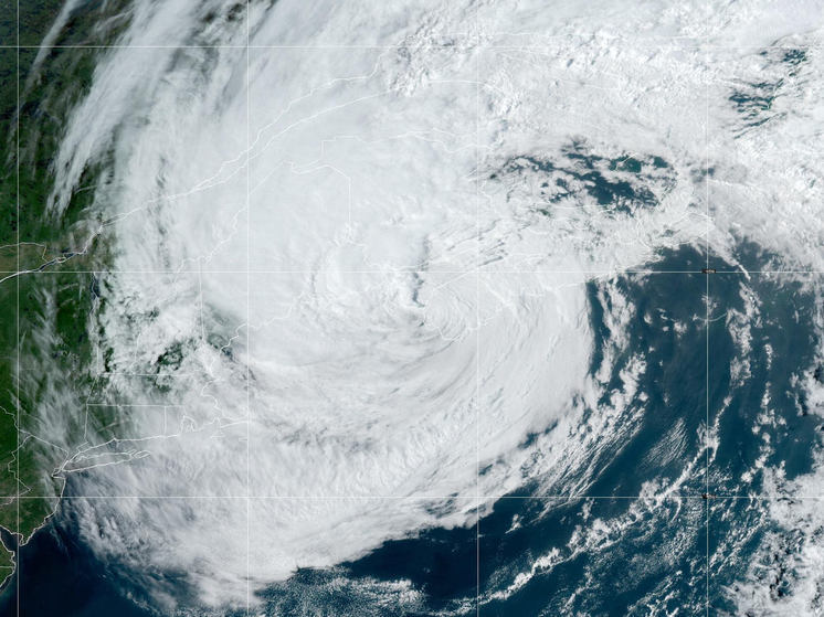 Атлантический ураган "Ли" обрушился на Канаду