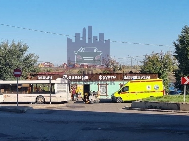 В Красноярске квадроцикл столкнулся с 71-м автобусом на улице Ботанической