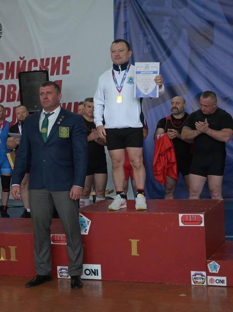 Ветеран-силач из Нового Уренгоя завоевал 2 золота на Всероссийских соревнованиях по пауэрлифтингу