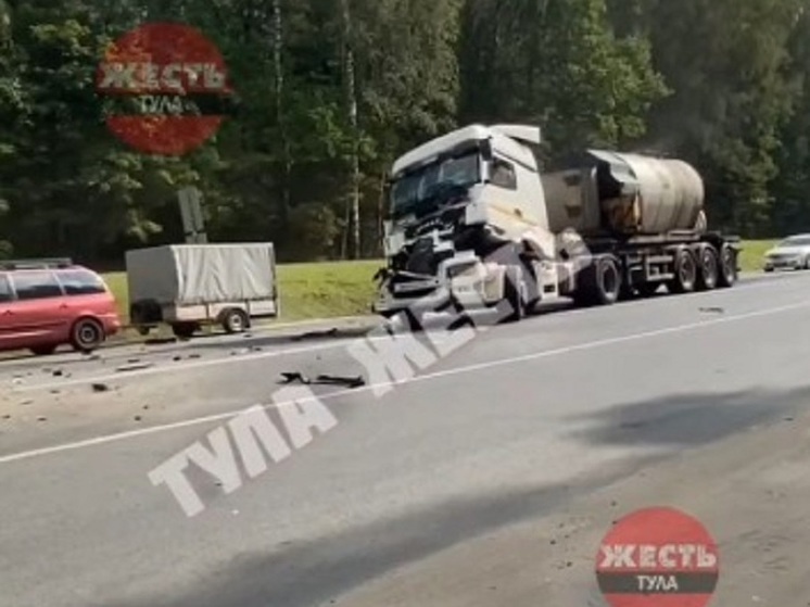 В Туле на трассе Крым водителя зажало в кабине из-за аварии