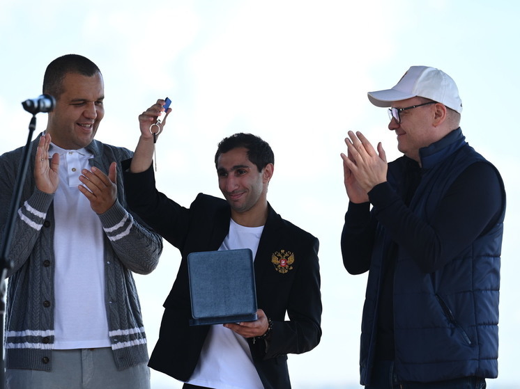 Алексей Текслер и Умар Кремлев вручили чемпиону по боксу ключи от квартиры