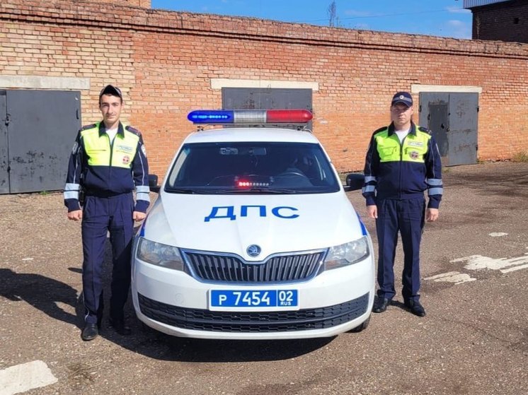 Полицейские Башкирии помогли автоледи с тремя детьми заменить колесо на трассе