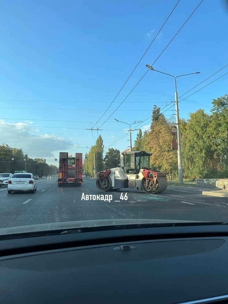 В Курске на улице Карла Маркса с погрузчика слетел асфальтовый каток