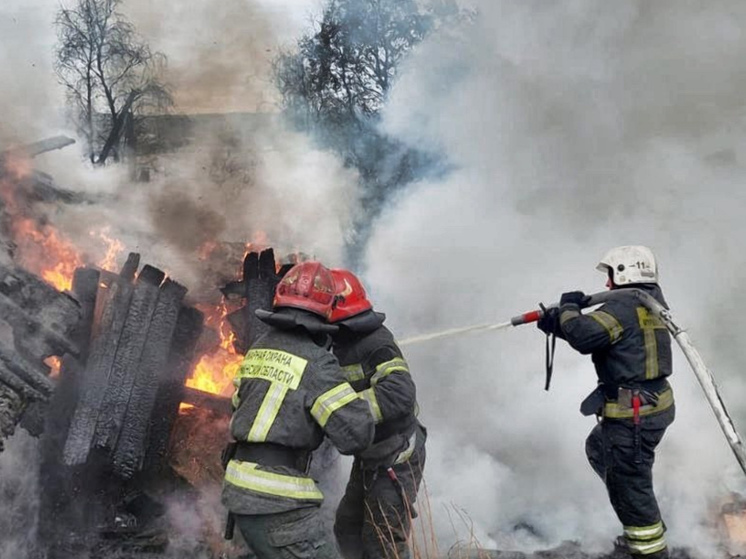 Пожар на улице Александрова в Мурманске тушили 13 огнеборцев