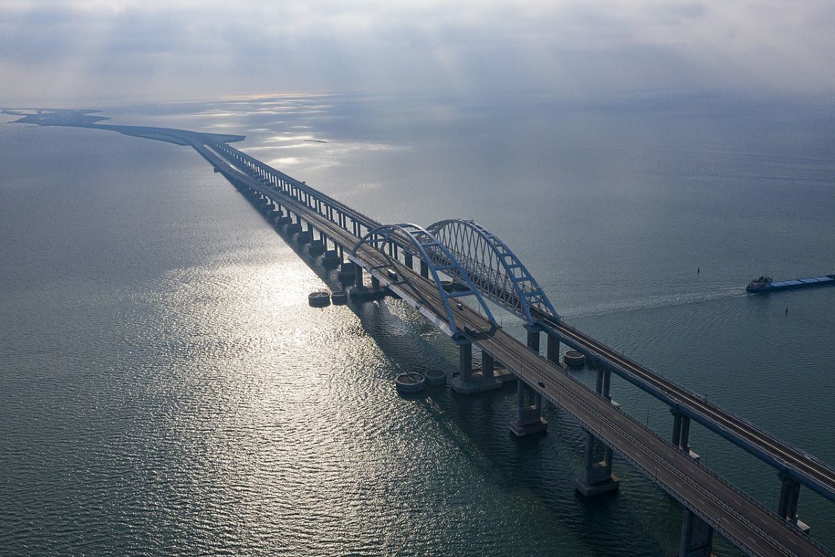 Движение по Крымскому мосту временно остановили