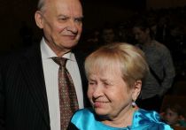 Александра Пахмутова сегодня наконец узнала о смерти своего любимого мужа Николая Добронравова. Легендарный поэт скончался вчера в реанимационном отделении одной из столичных больниц. Близкие до последнего боялись говорить Александре Николаевне о смерти супруга. Пахмутовой - 93 года. 