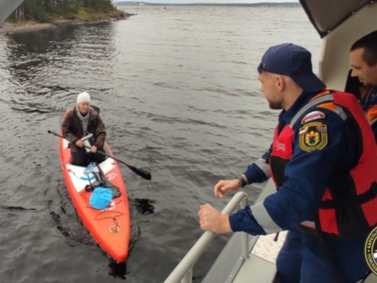 Спасатели выловили в Онежском озере женщину на SUP-доске