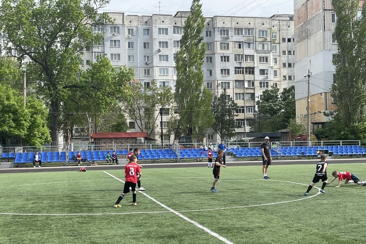 In the second league of the Simferopol district football championship, the leaders lose points