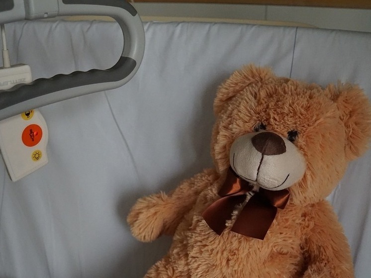 В Новосибирске врачи смогли стабилизировать состояние выпавшего из окна мальчика