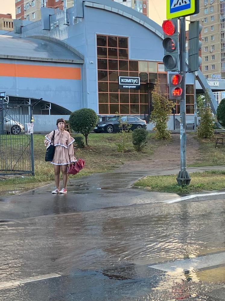В Оренбурге небольшой дождь превратил улицу в реку