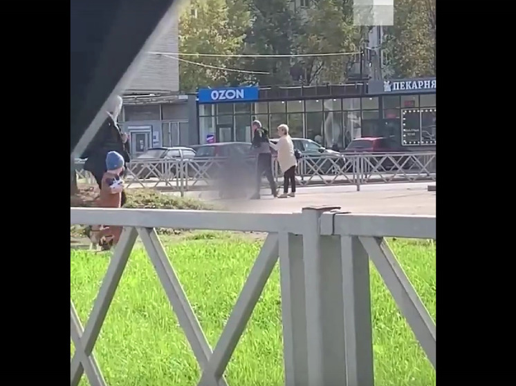 В Ярославле мужчина избил подростка на остановке