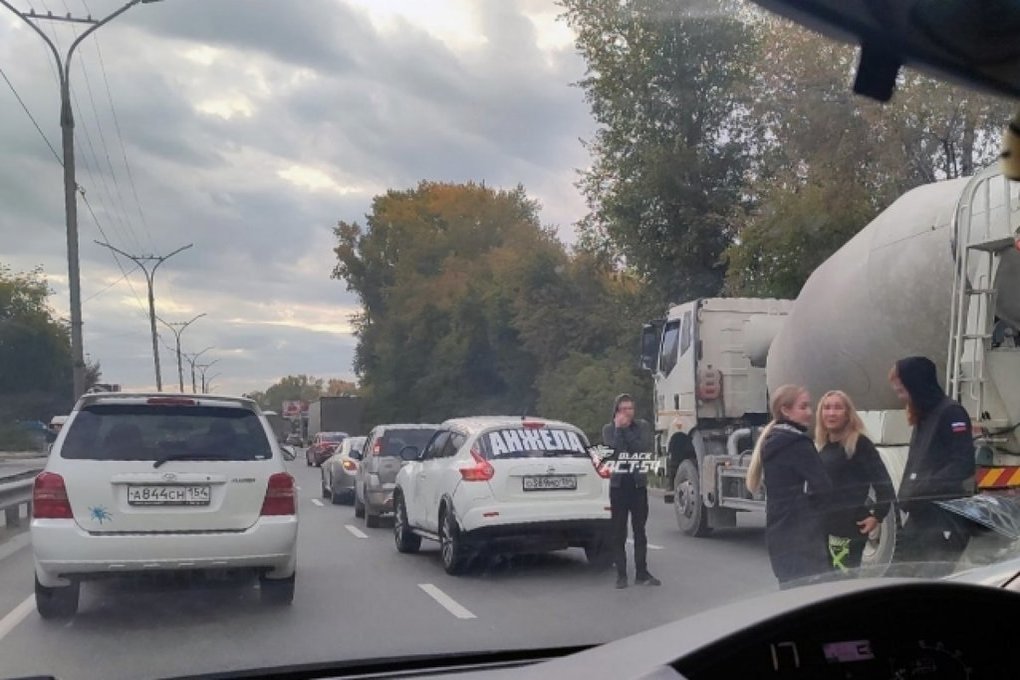 В Новосибирске автомобиль с надписью «Анжела» попал в очередное ДТП - МК Новосибирск