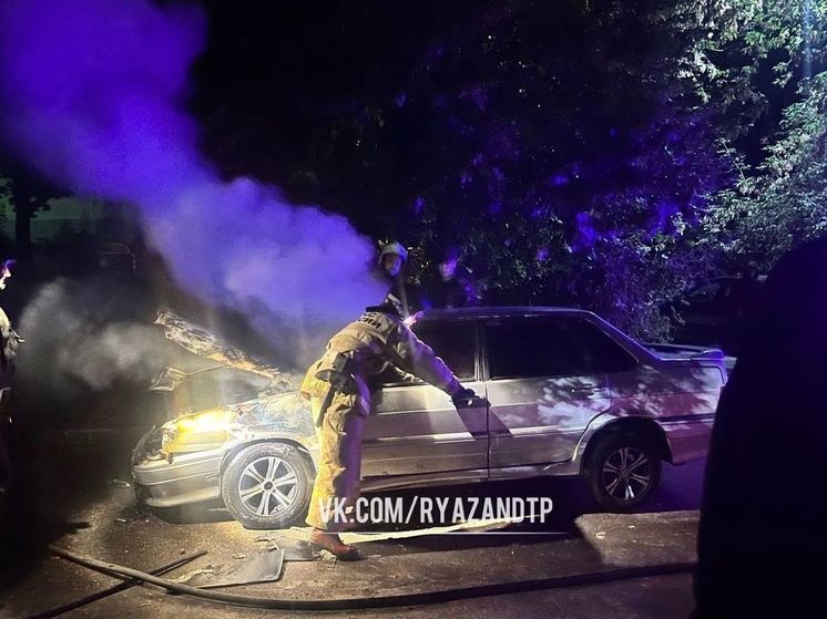 Пять пожарных тушили загоревшийся ВАЗ-2115 на улице Стройкова в Рязани