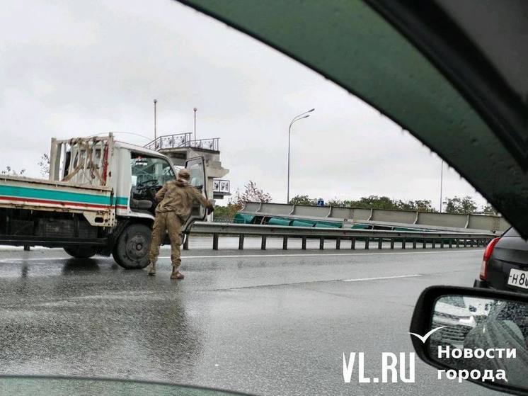 Виадук упал и перекрыл трассу недалеко от Владивостока, ранен водитель самосвала
