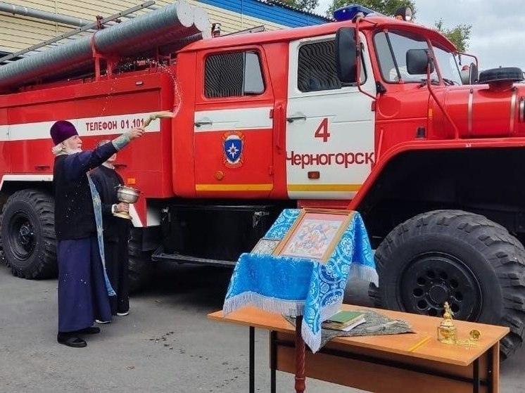 В Хакасии провели молебен в помощь пожарным