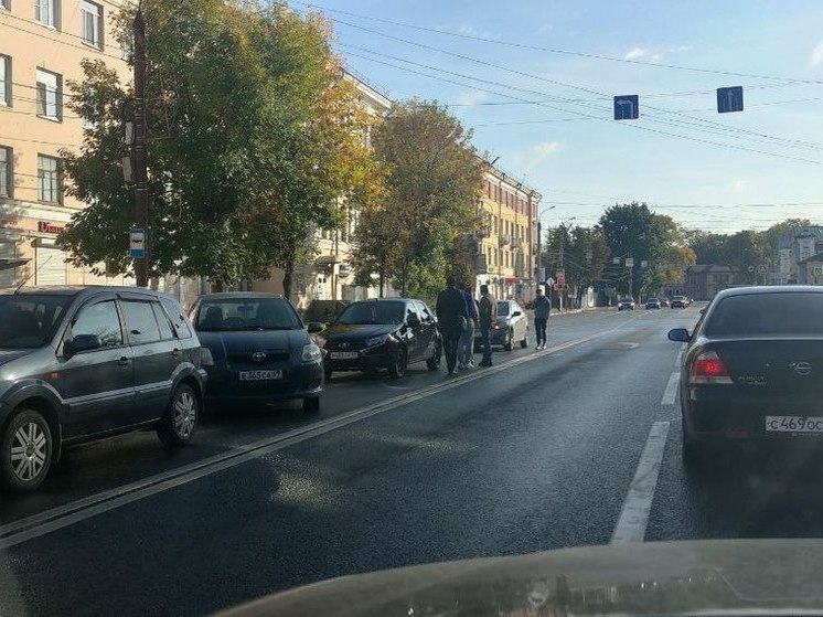 В Твери на проспекте Калинина столкнулись четыре автомобиля