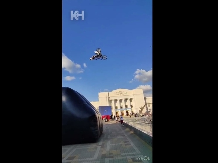 В центре Тихорецка мотоциклист сделал сальто над фонтаном