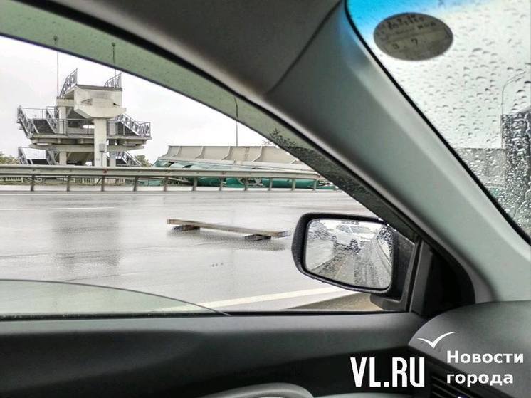 Водителя грузовика, снесшего виадук на выезде из Владивостока, отвезли в Тысячекоечную больницу