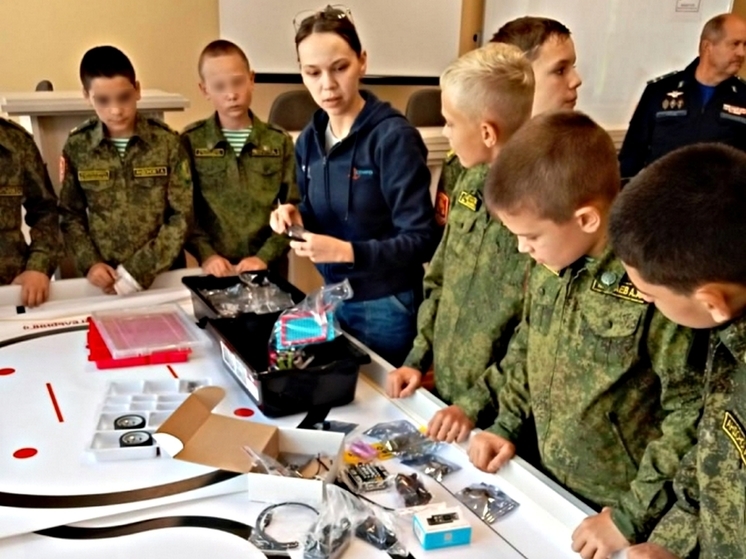 Саратовских школьников начали обучать управлению беспилотниками