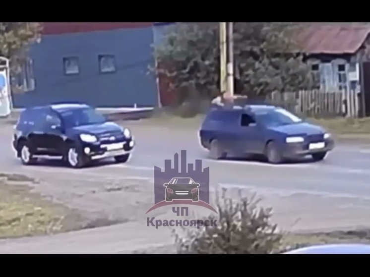 В Красноярском крае мужчина угнал машину с сыном хозяина на крыше и попал в ДТП