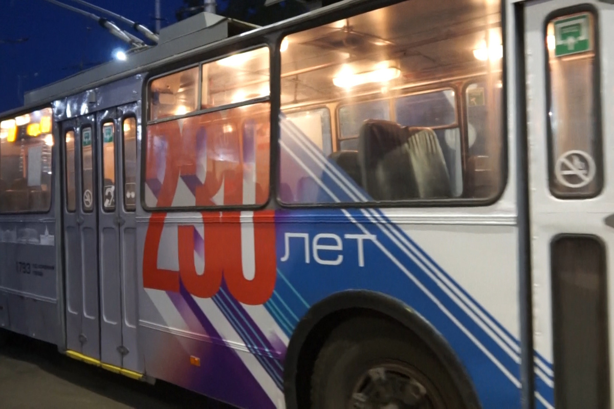 По улицам Краснодара начали ходить праздничные трамваи и троллейбусы