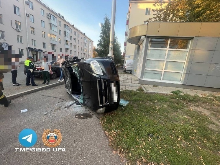 Две иномарки столкнулись в Уфе: одна легковушка опрокинулась