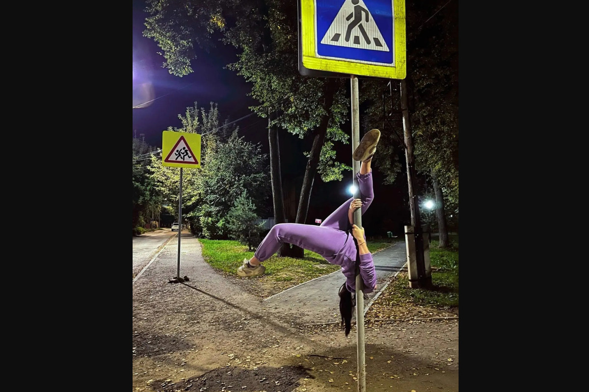 Дикие танцы: юная костромичка порадовала зевак исполнением пол-данса у дорожного знака
