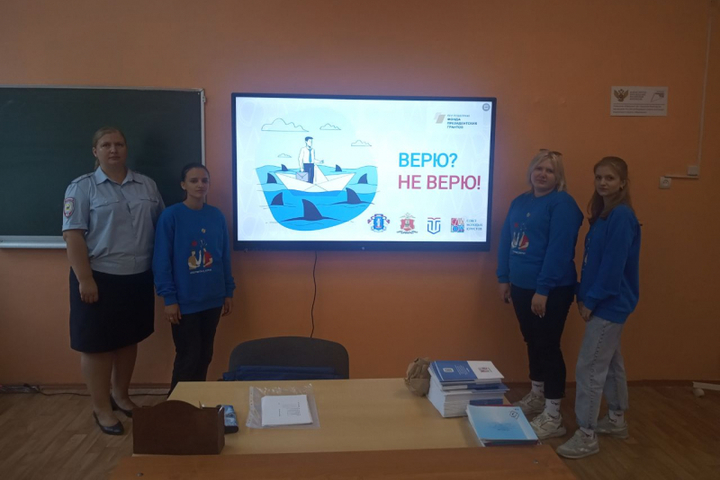 Сотрудники наркоконтроля и волонтеры провели встречи в образовательных учреждениях Тверской области