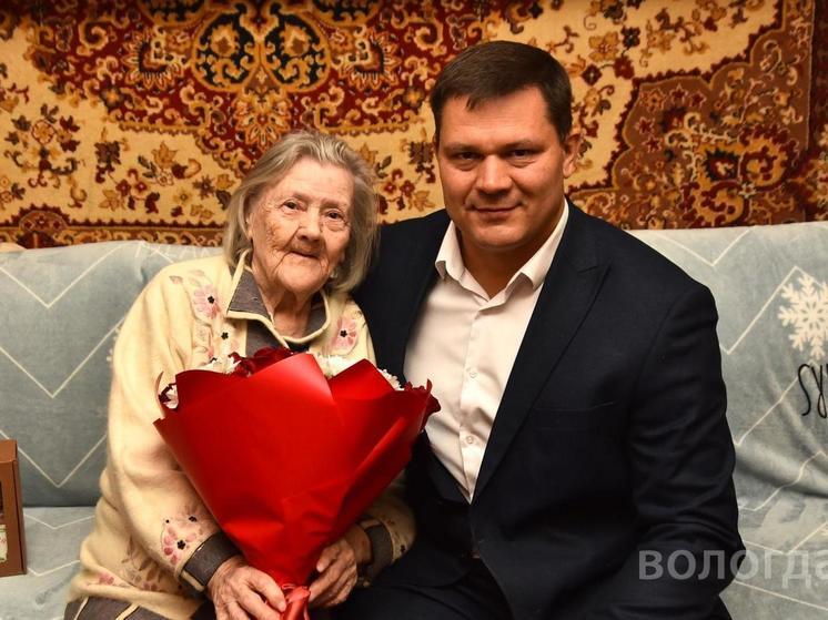 Мэр Вологды Серей Воропанов поздравил вологжанку со 100-летним юбилеем