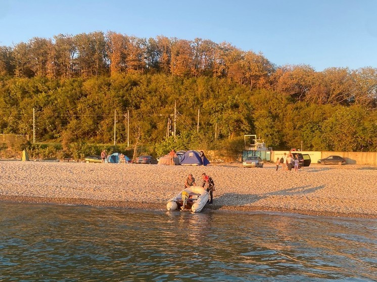 В Сочи спасатели помогли двум рыбакам, которых на лодке унесло в море