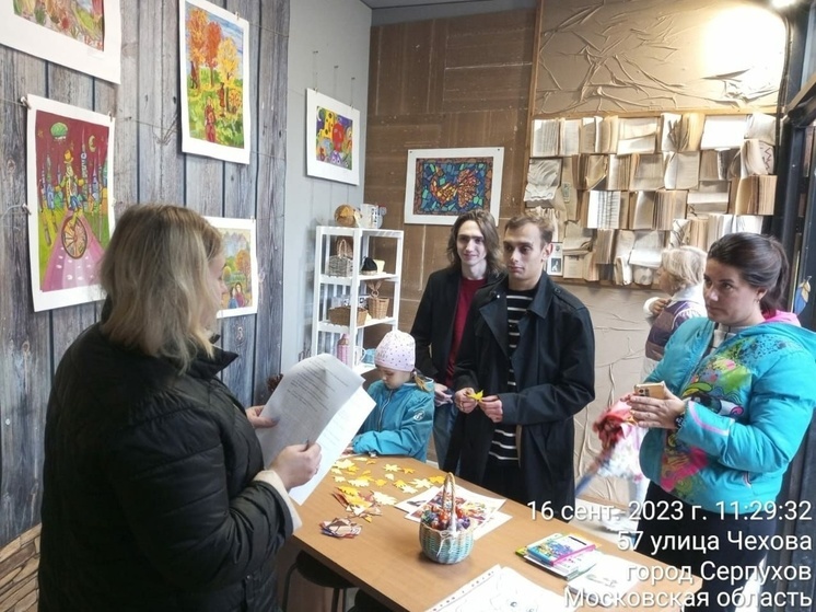 Жителям Серпухова подарили буклеты с подборкой книг