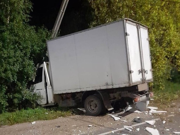В Пронске водитель фургона врезался в электрический столб