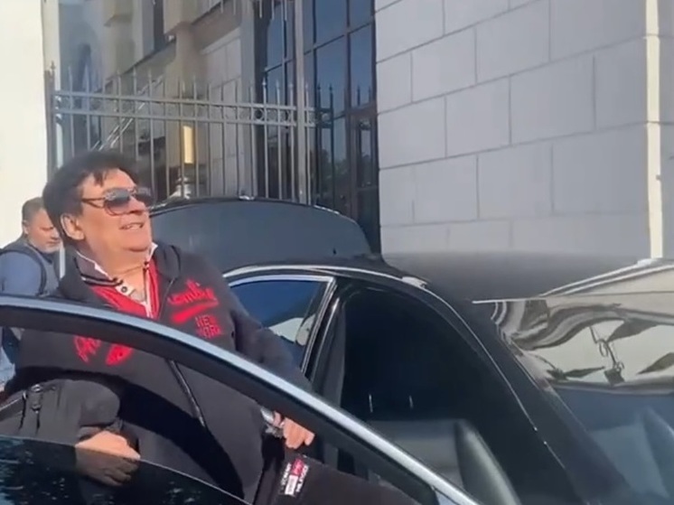 Певец считает, что российские телеведущие себе никакого хамства не позволяют