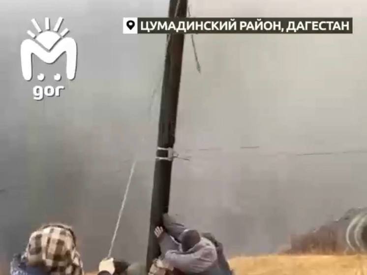 В горах Дагестана падают опоры для ЛЭП