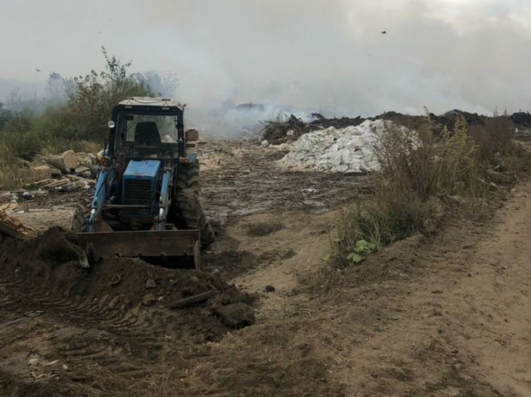 На мусорном полигоне в Залесье продолжают ликвидировать последствия пожара