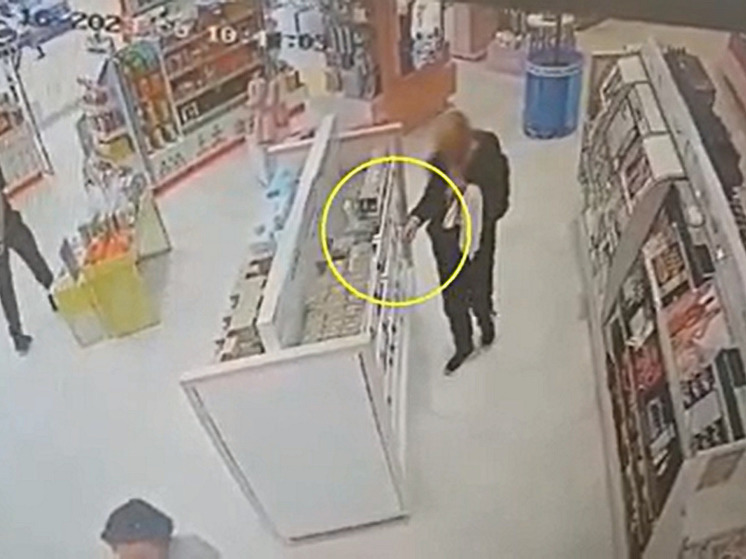 Видеокамера в магазине на улице Танкистов зафиксировала, как покупатель украл одеколон