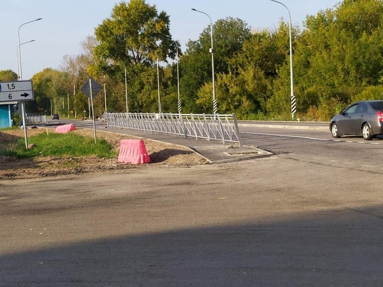 Тротуары на трассе в Псковском районе обустраивают дорожные службы